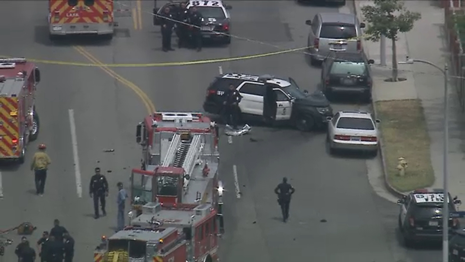 1 person dead, 2 LAPD officers hospitalized after violent car crash in Sun Valley