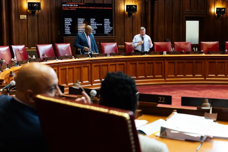 CT lawmakers vote to revise law governing when police can aid immigration officials