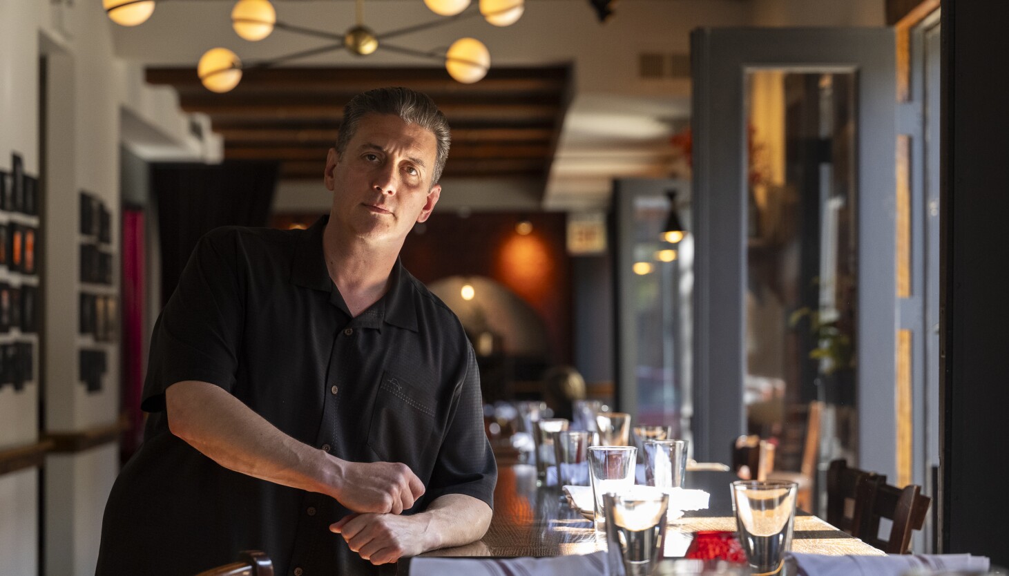 Chicago restaurateurs push for repeal of law raising tipped wages; supporters want to expand it statewide