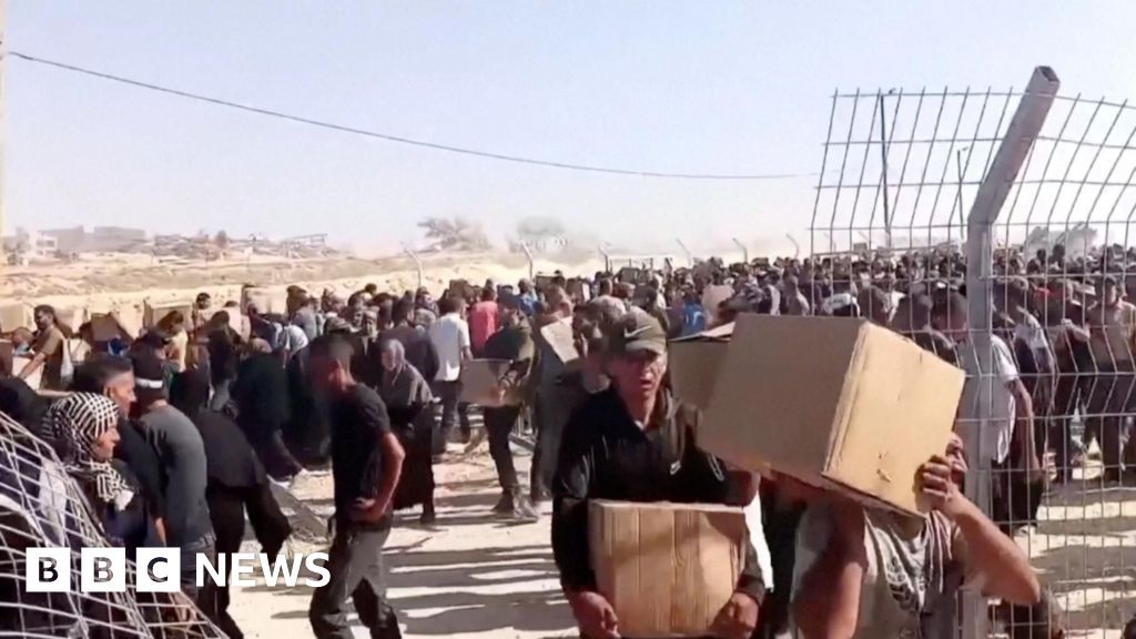 Crowds storm US-backed group's new aid distribution centre