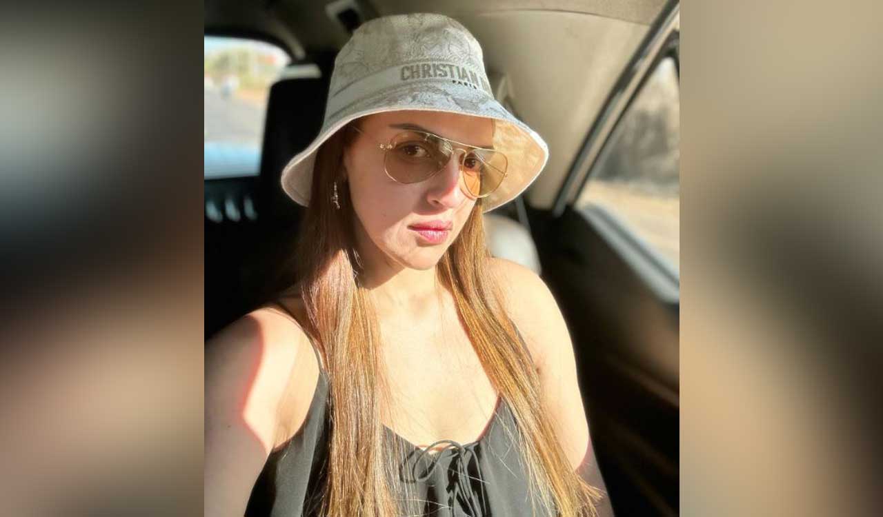 Esha Deol takes an auto-rickshaw, calls it her ‘ride this morning’