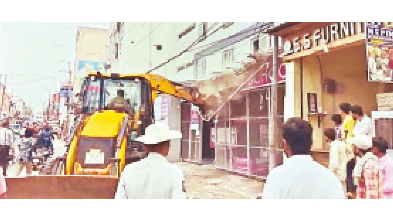 GHMC razes encroachments on Asifnagar-Jhirra Road