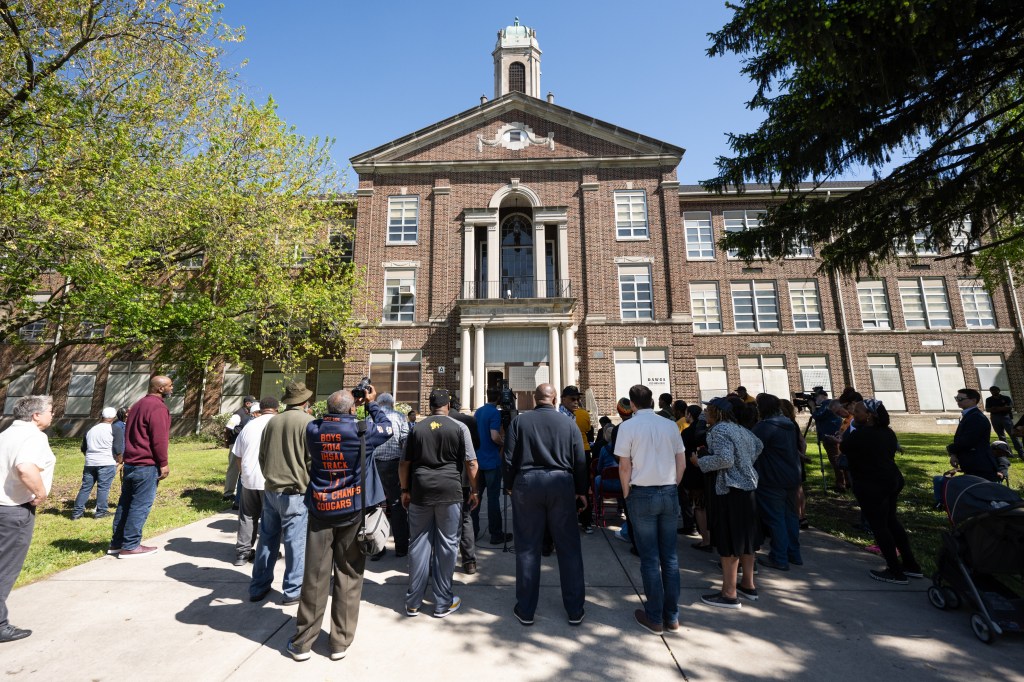 Indiana Landmarks, Decay Devils partner to clean Roosevelt school