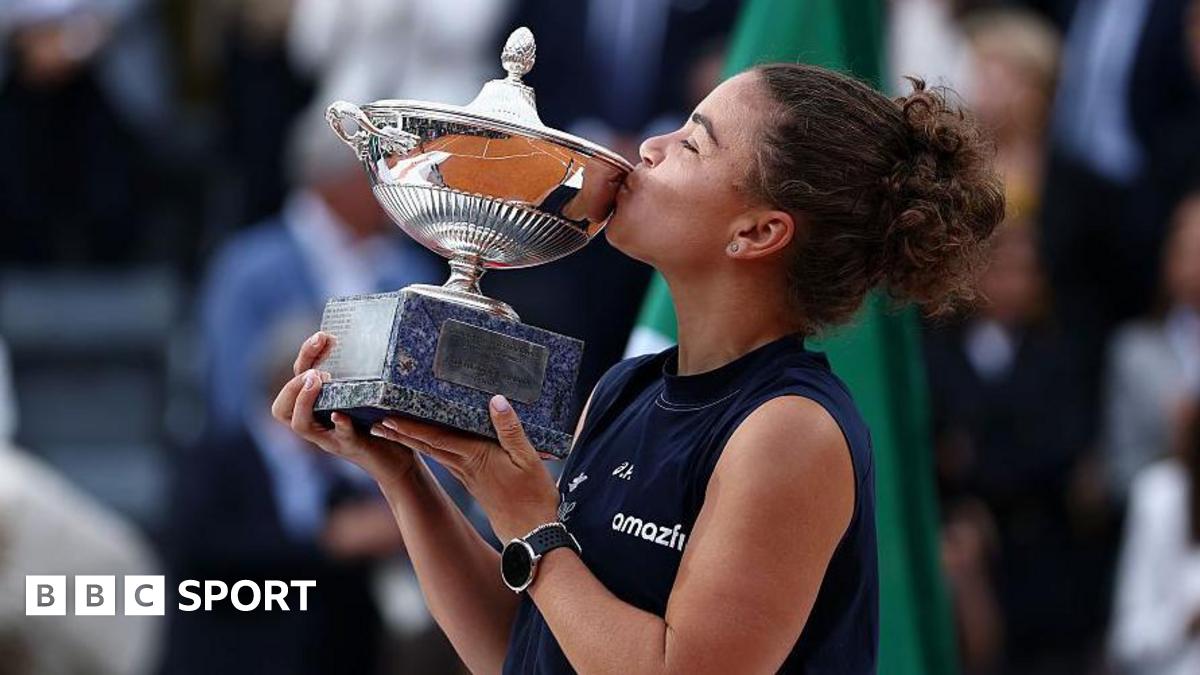 Jasmine Paolini kisses the Italian Open trophy