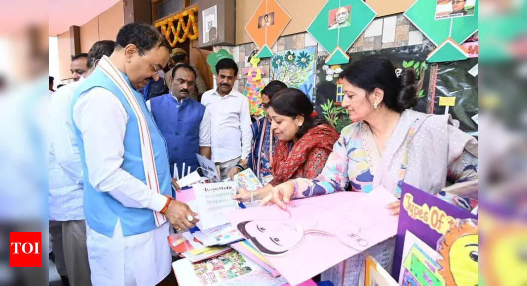 Kharge, Rahul speaking the language of Pak, says Dy CM | Prayagraj News