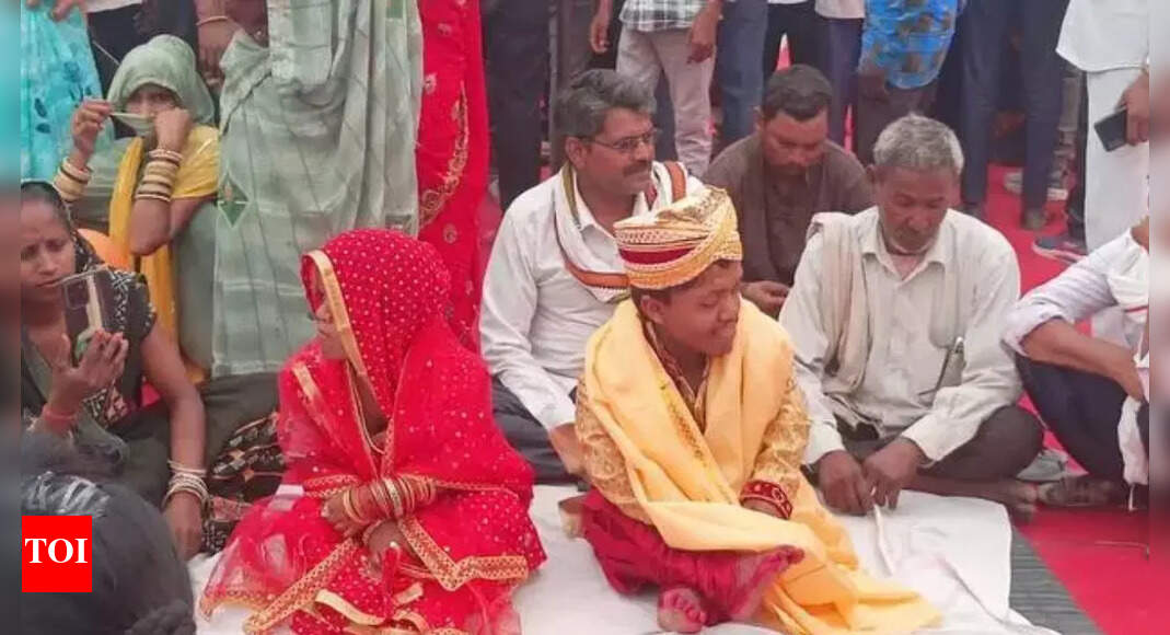 Love stands tall: 3-foot groom from Mumbai weds his perfect match in Kaushambi | Prayagraj News