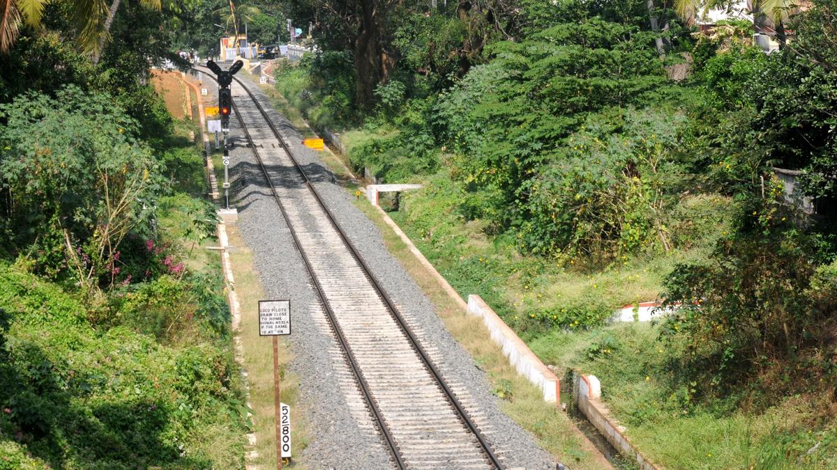 Move to shut Vellarakkad halt station draws passengers’ protest