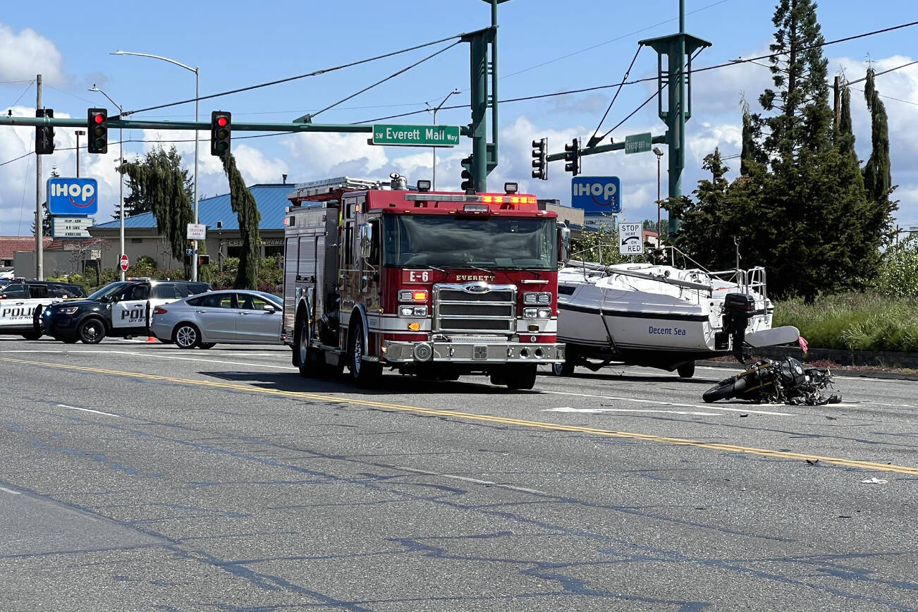 One dead in Everett crash involving motorcycle and two vehicles