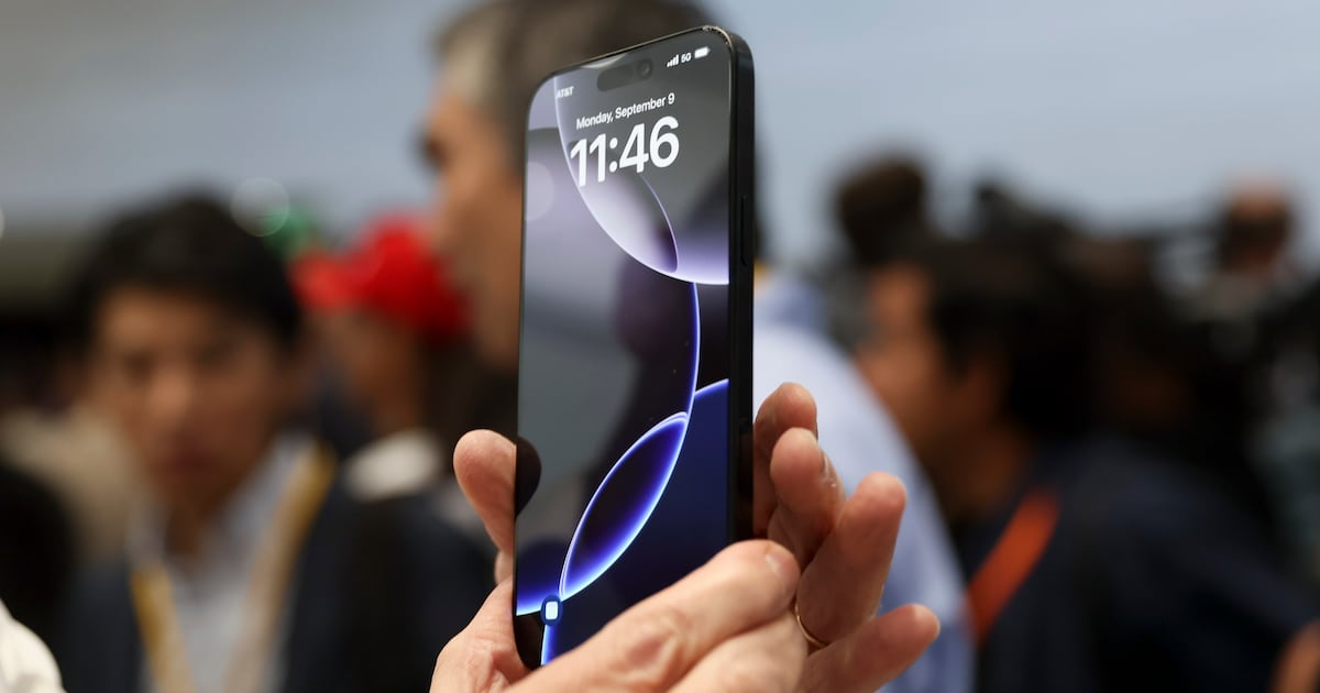 Trump threatens 50% tariffs on EU and 25% penalties on Apple as his trade war intensifies