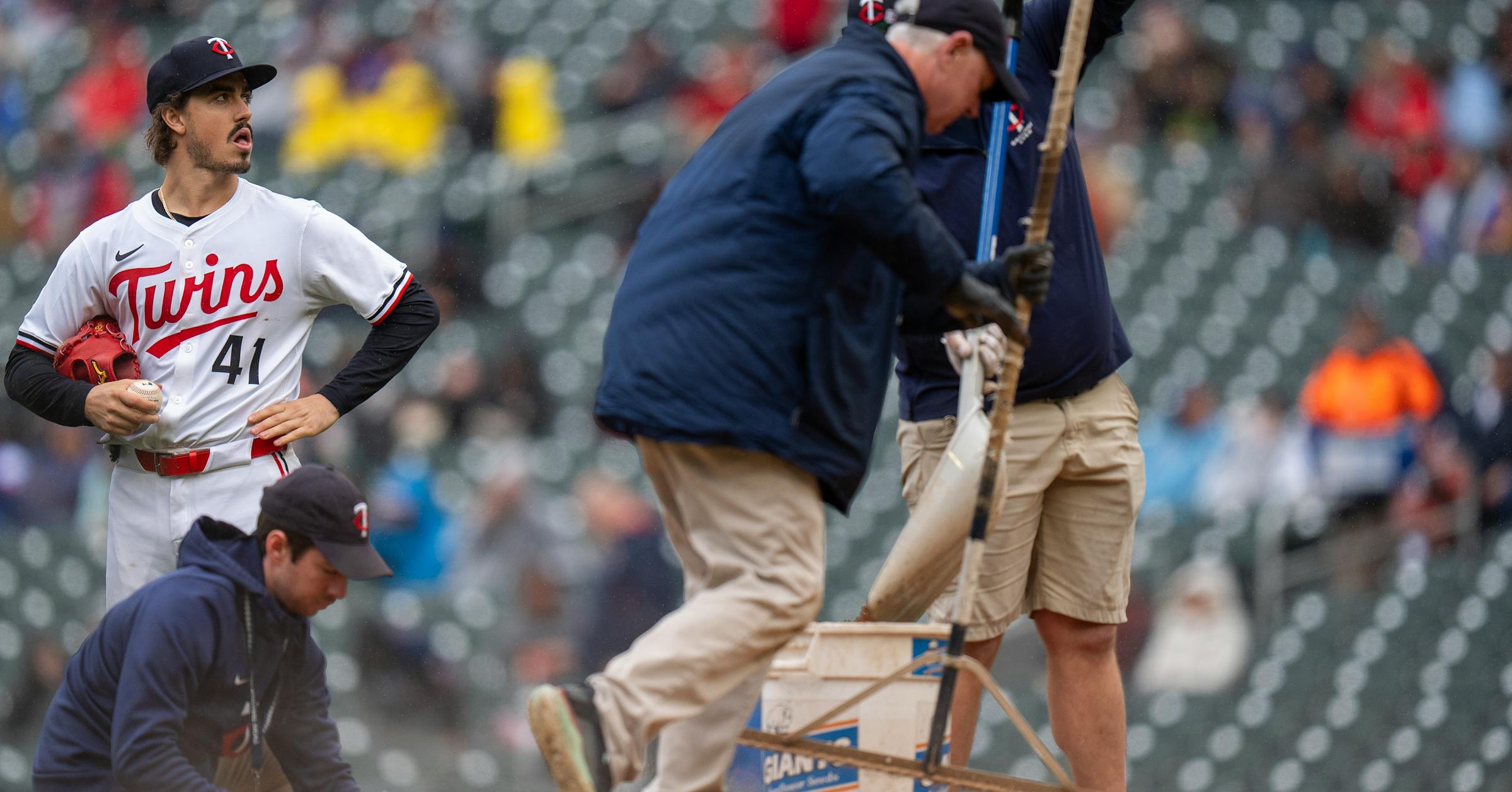 Twins split unique "doubleheader" with Guardians