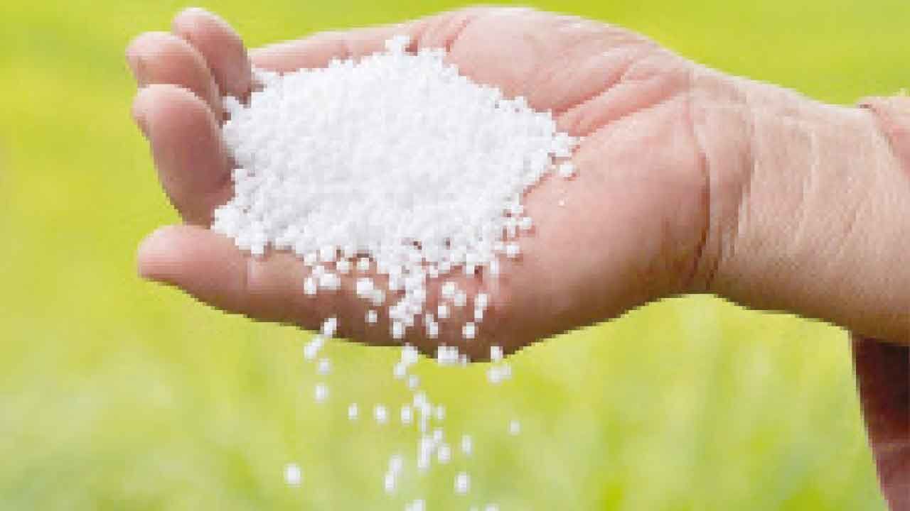 Centre’s silence on urea quota release keeps state on the edge