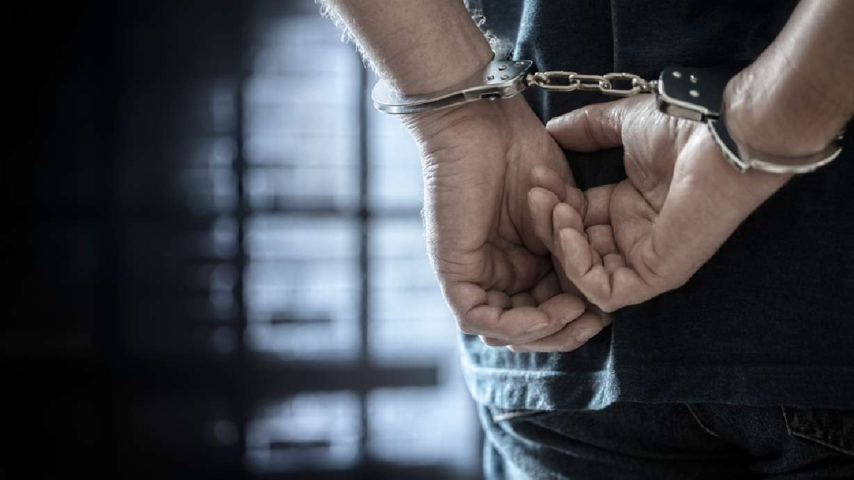 Former teacher aide accused of trying to meet teen for sex faces felony charges