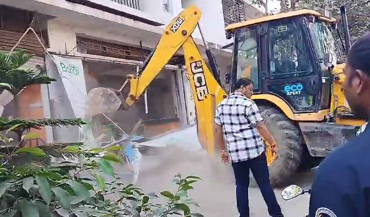 Hyderabad: HYDRAA officials demolish three buildings constructed at Chinnari Kunta in Alwal