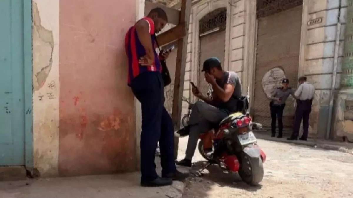 Havana Man Blocks Street to Protest His Decrepit Housing