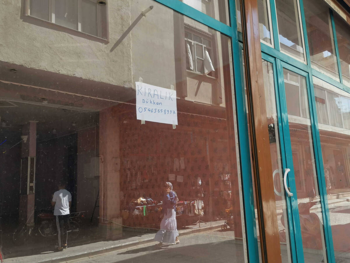 Empty storefronts with &ldquo;for rent&rdquo; signs line Kadinlar &Ccedil;arşısi, locally referred to as &ldquo;Syria Street,&rdquo; in the southern Turkish city of Kilis, hinting at the steady departure of Syrian business owners returning to their country since Assad fell, 28/5/2025 (Alessandra Bajec/Syria Direct)
