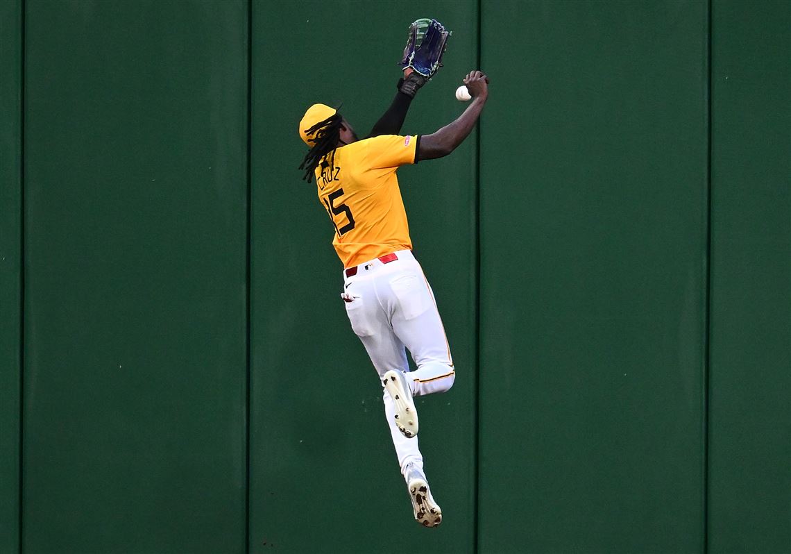 Instant analysis: Sloppy outfield play from Oneil Cruz, Alexander Canario dooms Pirates in loss to Rangers