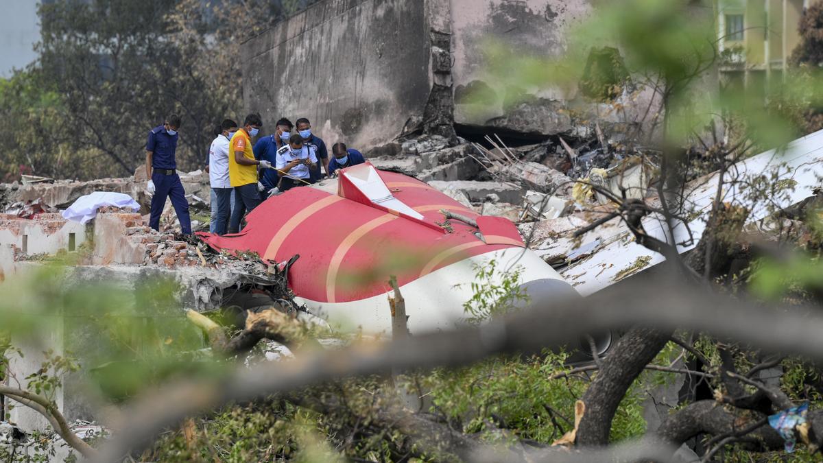 Man collects 70 tolas of gold jewellery, cash from plane crash site; hands them over to police