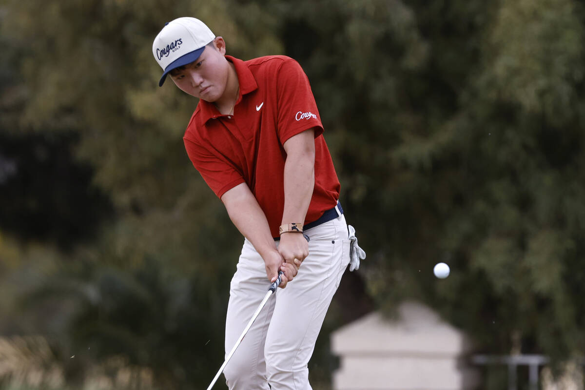 Coronado's Anderson Lee hits to the fourth green during Class 5A boys golf Desert League match, ...