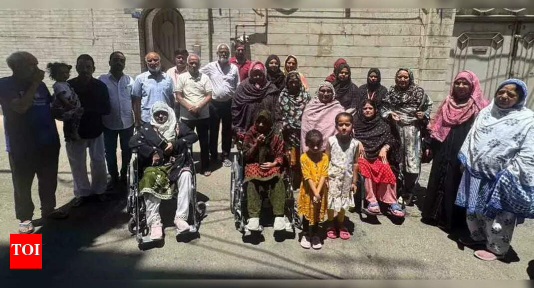 Prayers for safe return: 20 of a family from Dariyabad on pilgrimage stranded in Iran | Prayagraj News