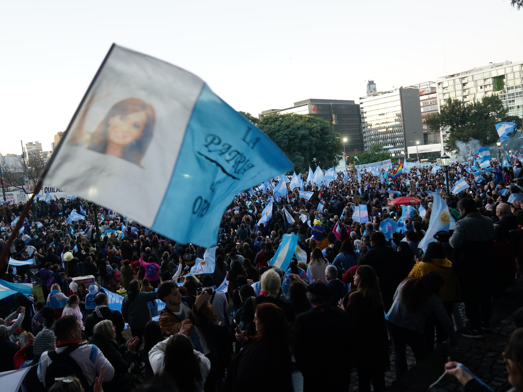 Sin hablar de su condena y desde la prisión domiciliaria, Cristina Kirchner criticó el plan económico de Milei y llamó "nefasta" a Bullrich