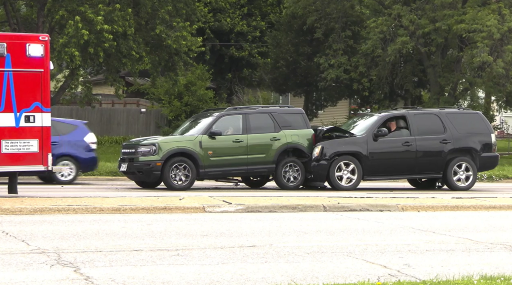 Three-vehicle crash in south Lincoln causes minor injuries