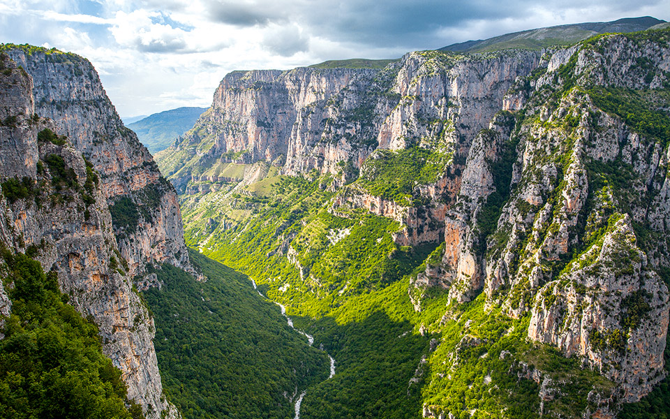 Young American woman dies in hiking accident in Vikos Gorge, W. Greece