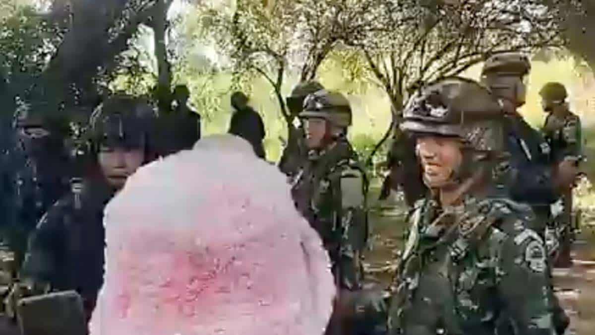 Cambodian Villagers Protest to Block Thai Troops from Building Fence on Disputed Land