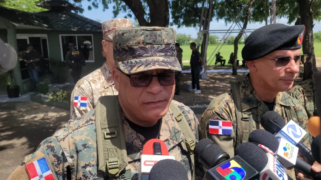 Defense Minister and U.S. officials inspect Dominican-Haitian border
