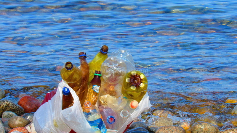 Garbage left on Lake Issyk-Kul's shores can lead to oncological diseases