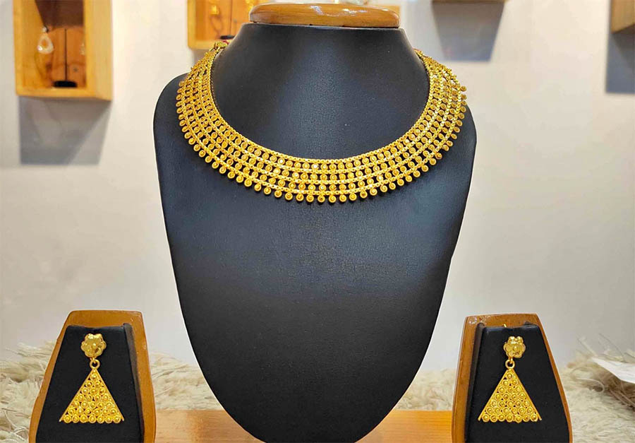 Gold price hits record high, crosses Rs 200,000 per tola