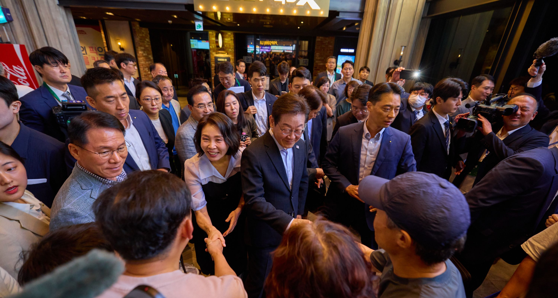 Lee Jae-myung’s approval hits record low after pardons and tax backlash