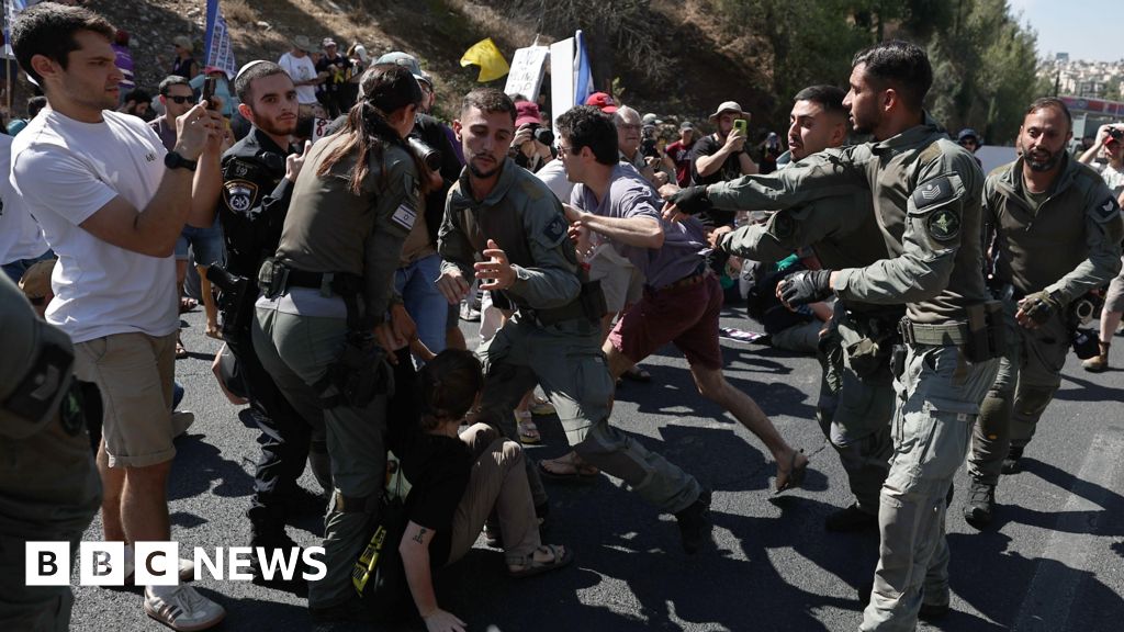 Palestinians flee IDF attacks as Israelis protest against occupation plan