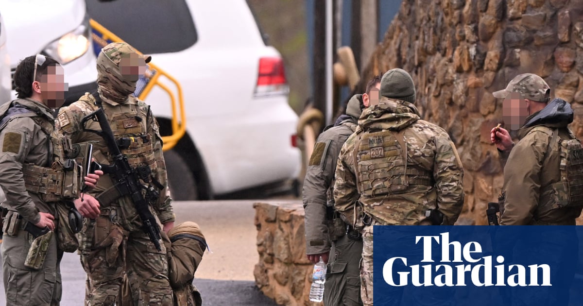 Porepunkah shooting: Victoria police urge Dezi Freeman to call Triple Zero and surrender as manhunt continues | Porepunkah shooting