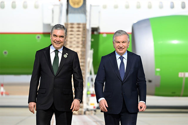 President of Uzbekistan Arrives in Turkmenistan