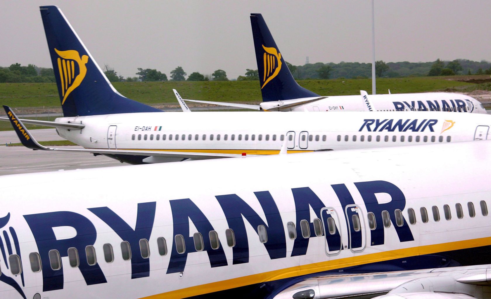 Ryanair to boost staff bonuses for catching oversized bags