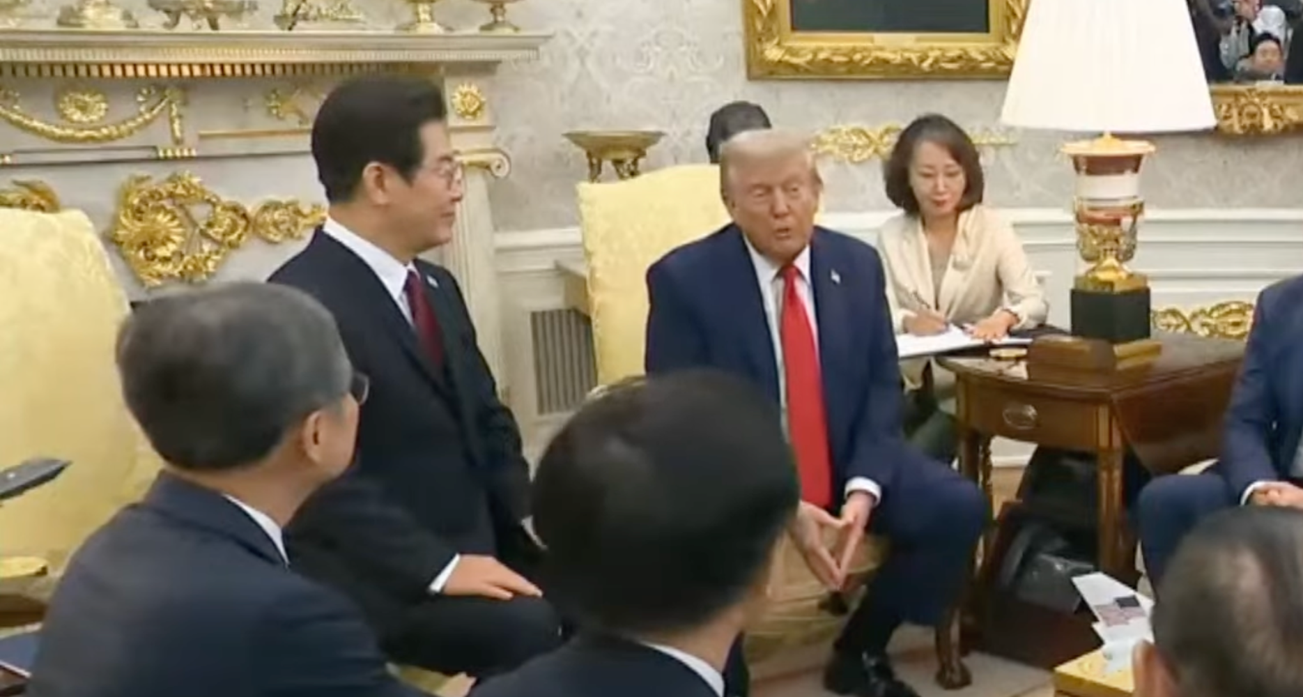 Trump, Lee hold first summit marked by praise, trade tension and awkward optics