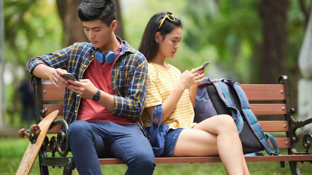 23 yo woman says boyfriend refuses to delete ‘dating app profile,’ asks locals if this is normal