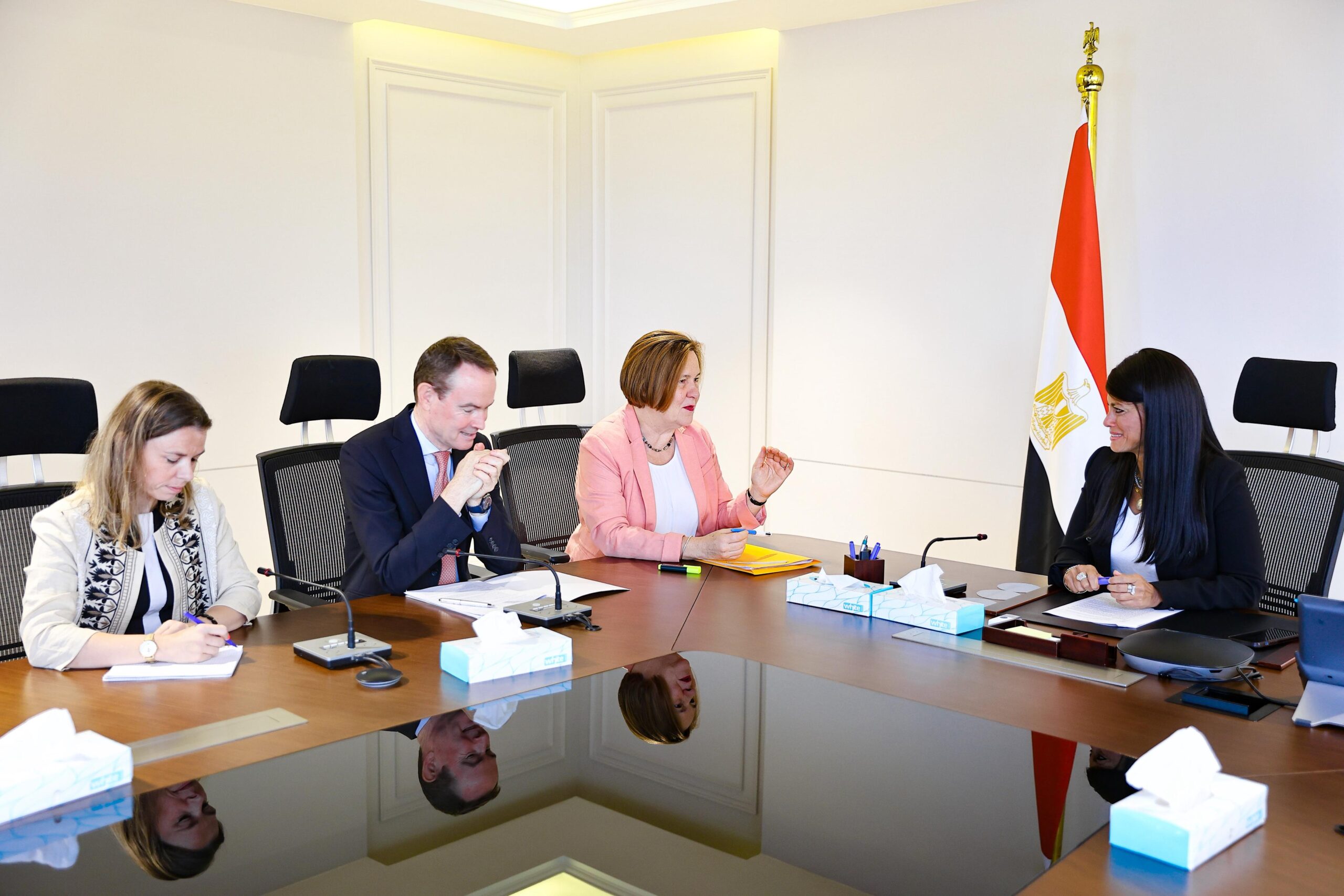 Al-Mashat reviews new economic narrative with AFD’s North Africa director
