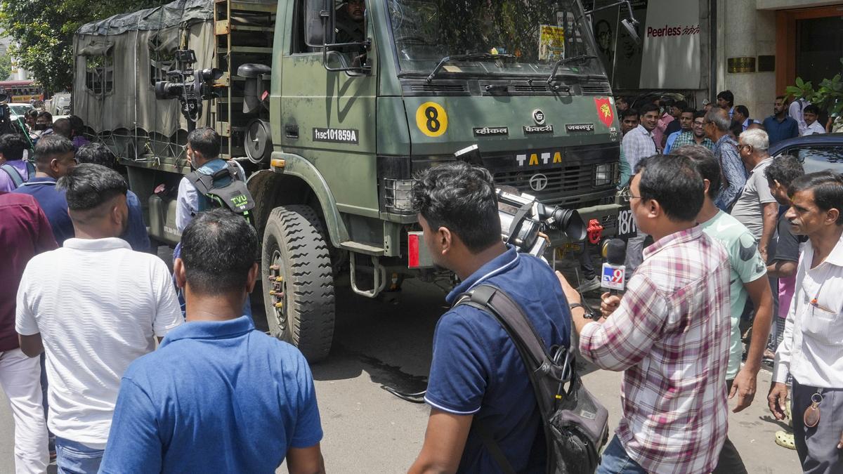 Army Vehicle intercepted by Kolkata Police for reckless driving