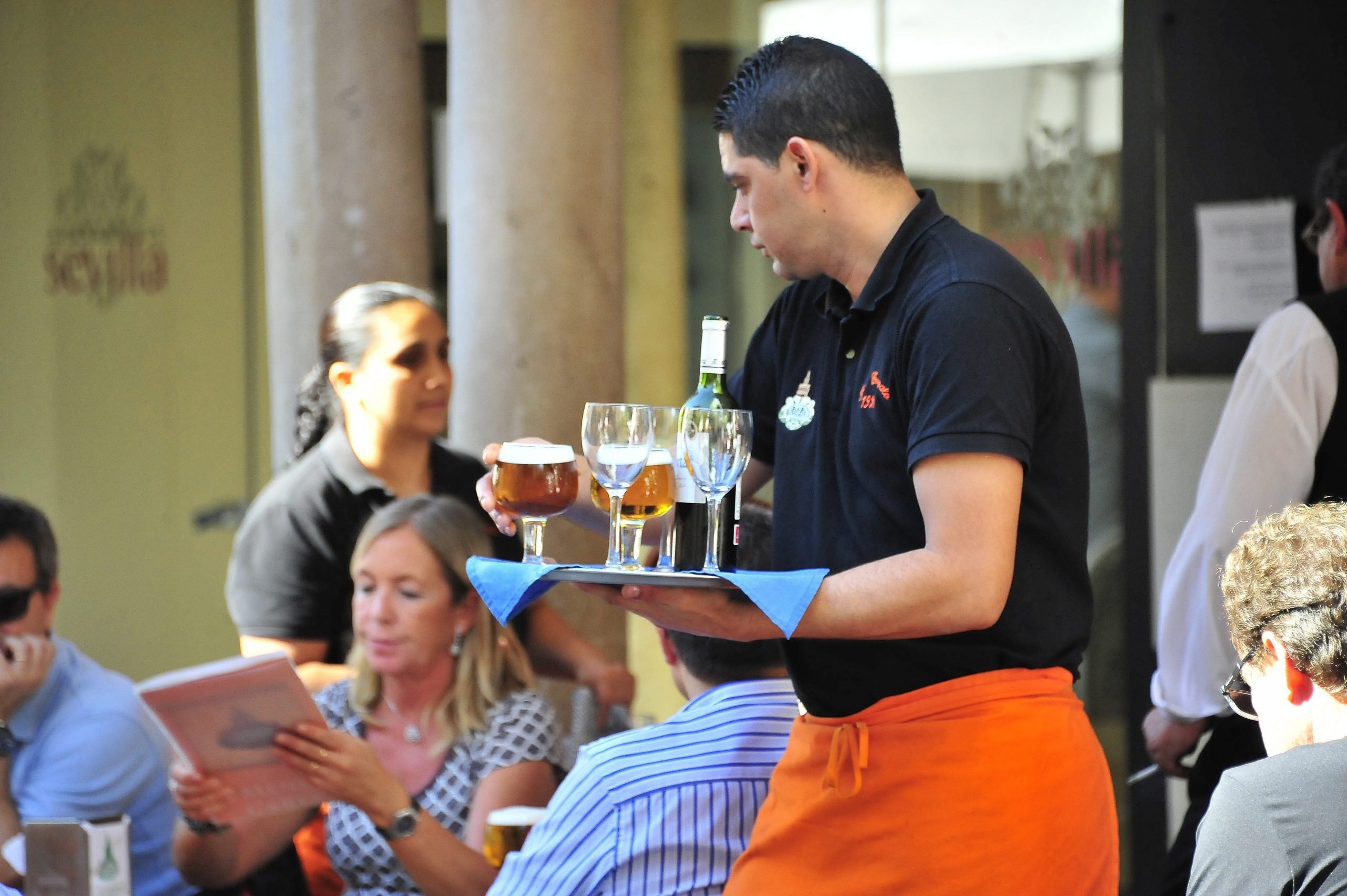 Bars and restaurants say turnover is 15% down despite record tourist numbers in Valencia