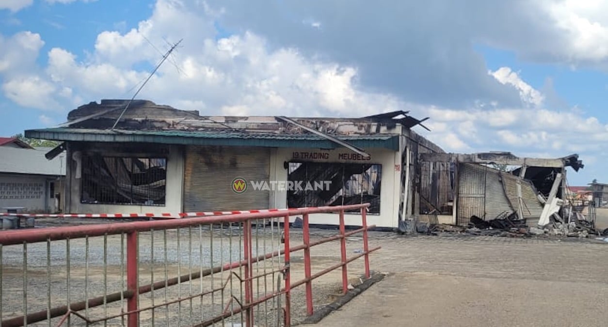 Brand warenhuis 19 Trading ontdekt door voorbijganger; miljoenen schade