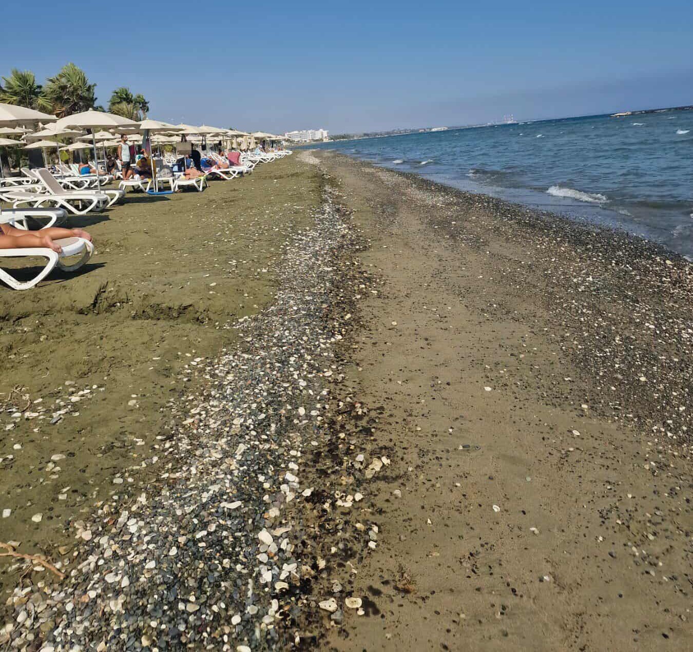 Crews clean Oroklini beach after oil spill