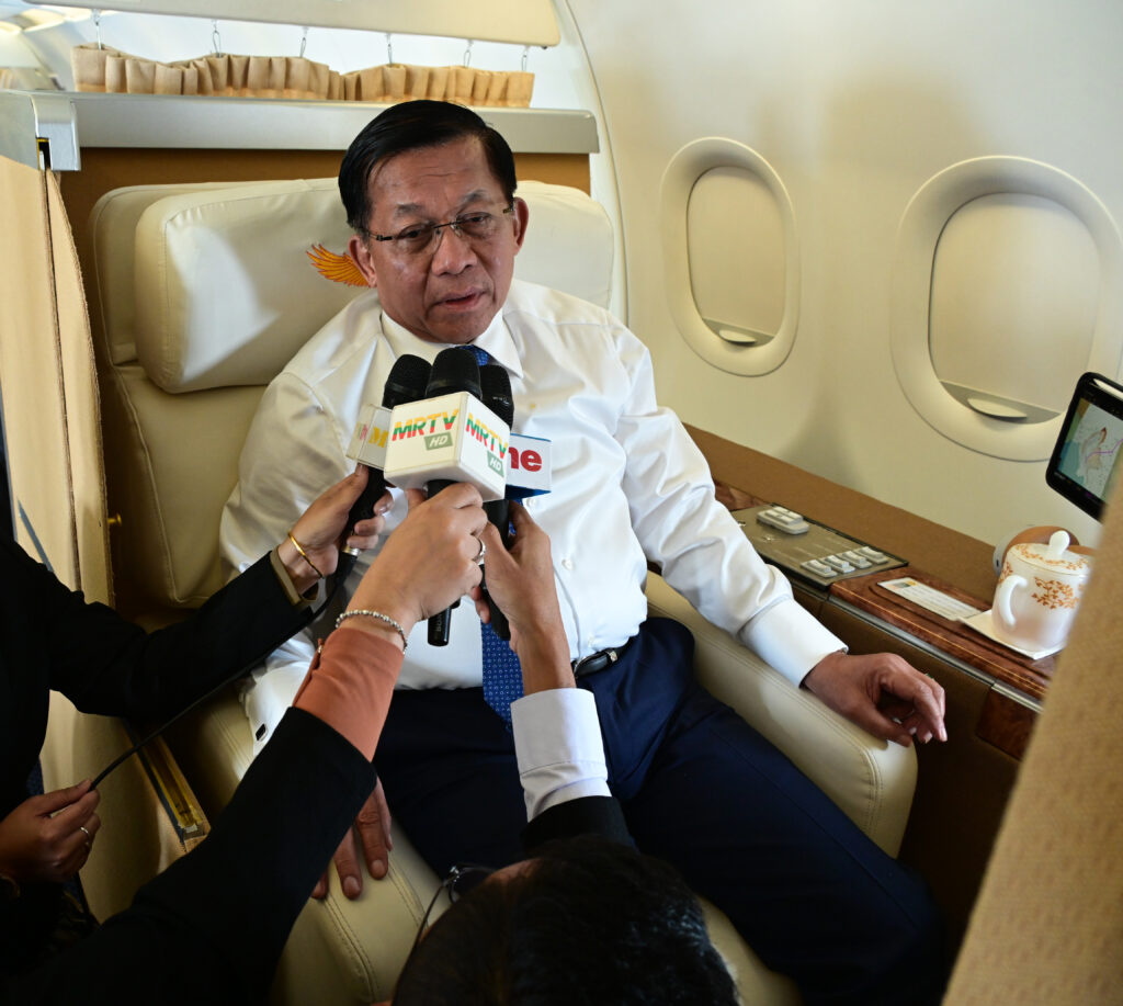 Crowds of people enthusiastically welcome Acting President and SSPC Chairman of the Republic of the Union of Myanmar Senior General Min Aung Hlaing and his high-level delegation back to Myanmar