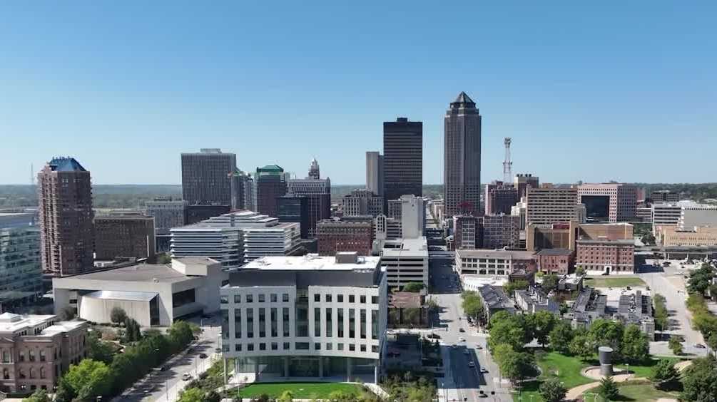 Des Moines approves first reading of camping ordinance changes