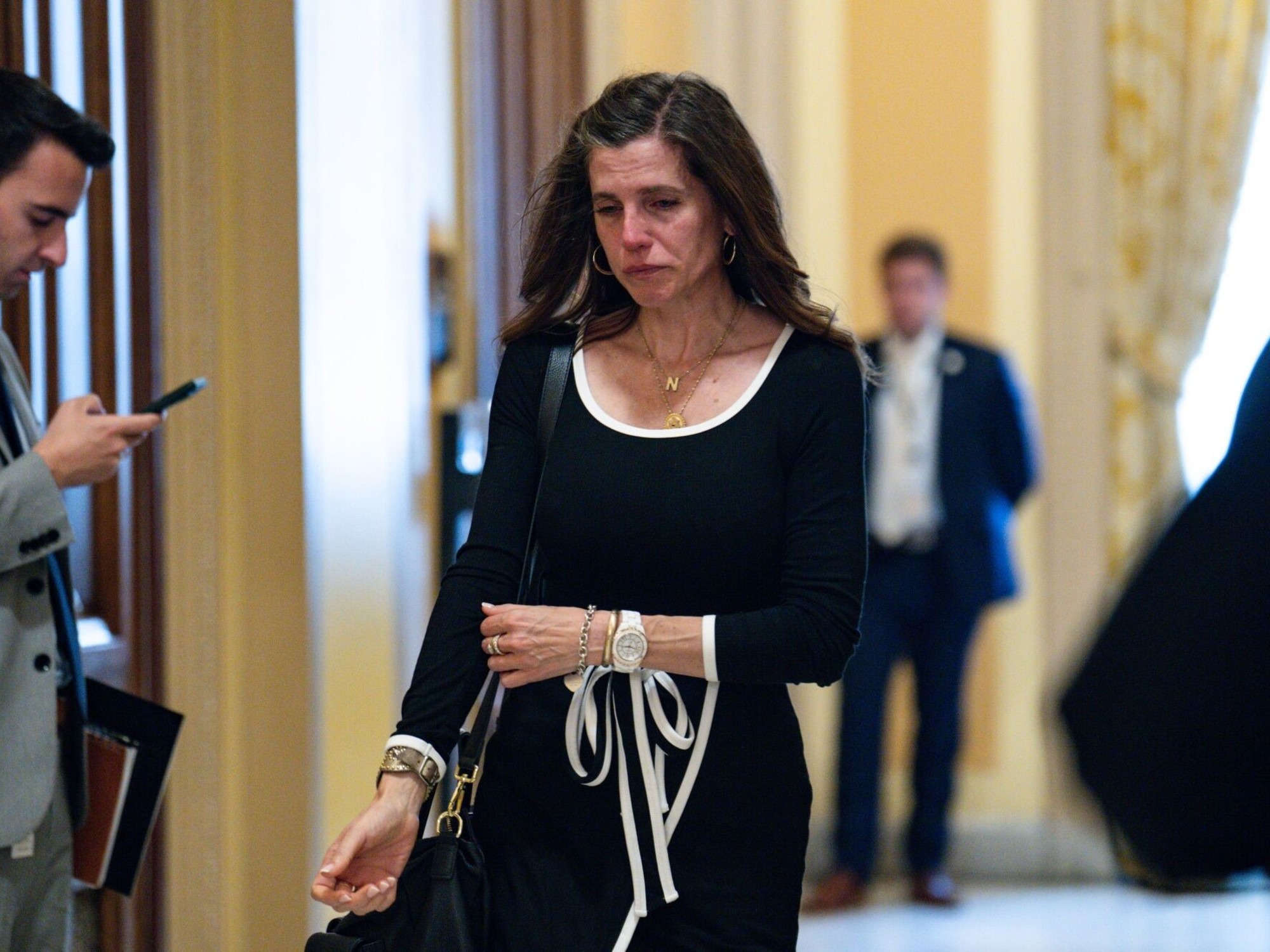 El momento en que Nancy Mace salió llorando tras escuchar a las víctimas de Epstein: “Ataque de pánico total”