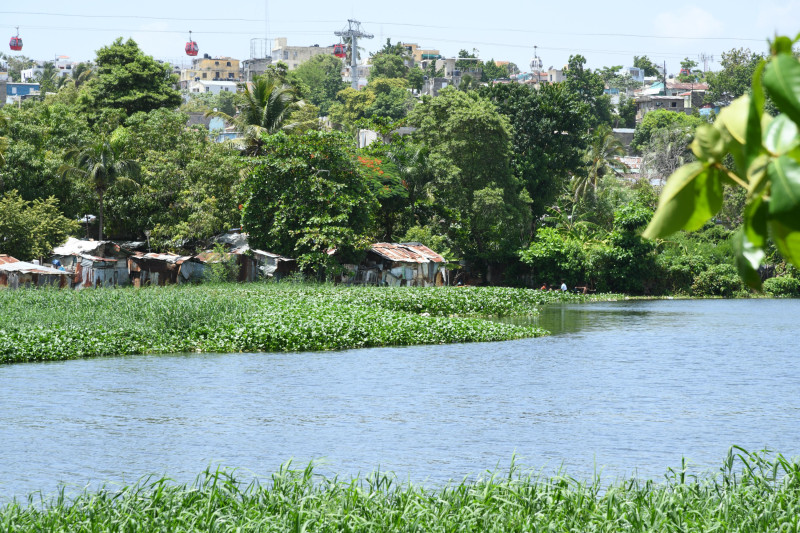 Families on the banks of the Ozama River await government expediting their relocation.