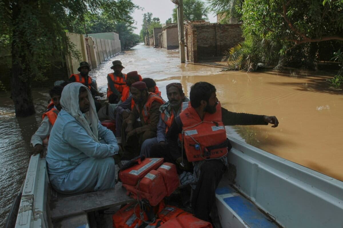 Floodwaters begin receding in a major Pakistani city but nearby towns face evacuations