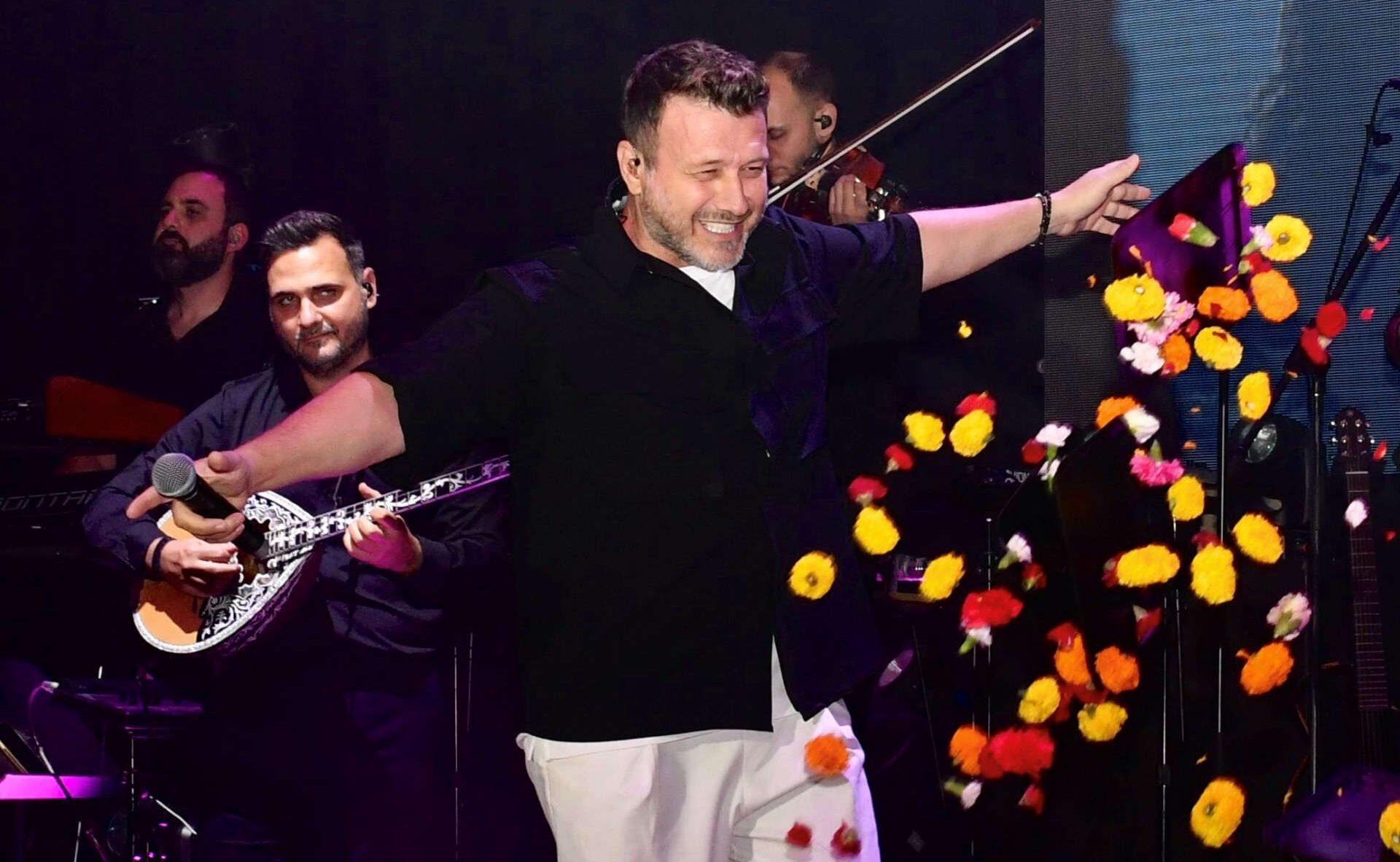 Flowers and applause as Giannis Ploutarchos lights up Melbourne stage