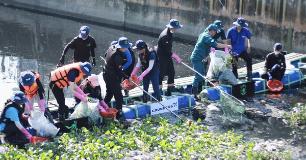 Ho Chi Minh City ward installs upgraded floating trash barrier to combat canal pollution