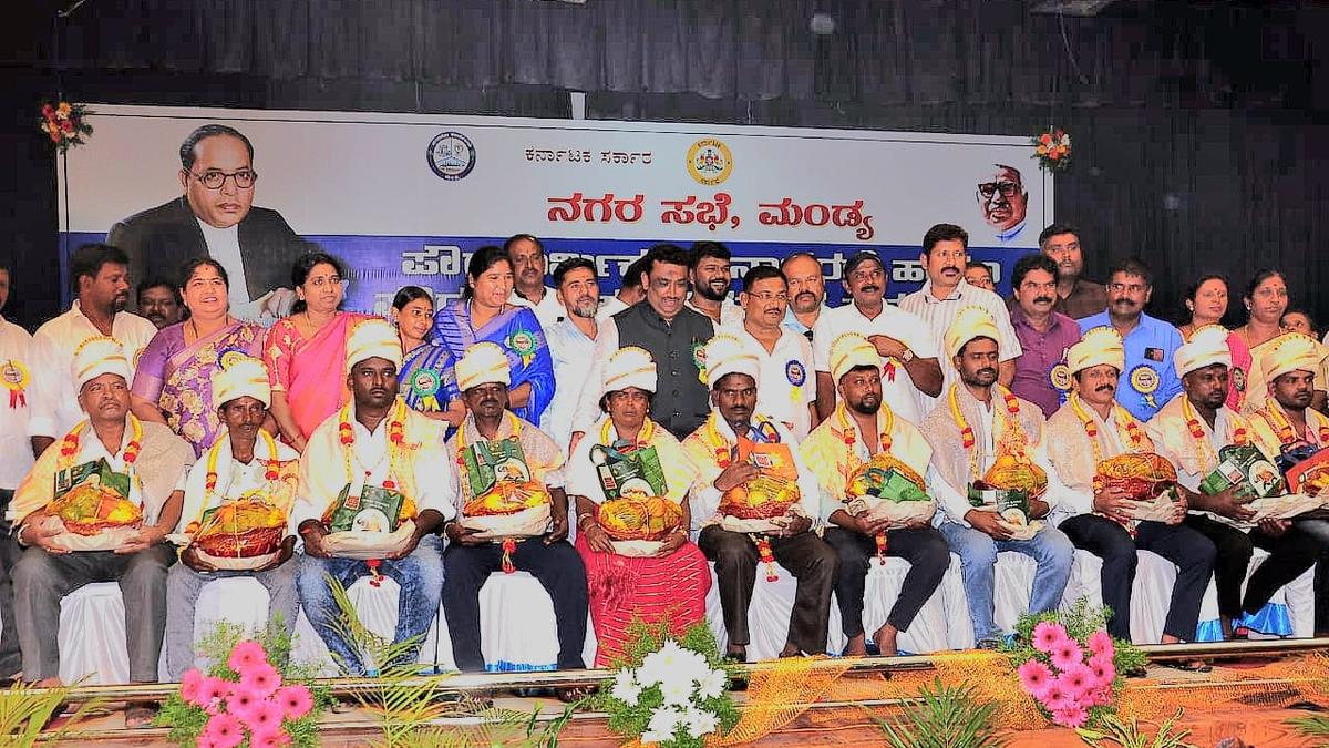 Karnataka: Pourakarmikas are the reason our surroundings remain clean, says Mandya DC